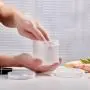 Bouteille en plastique transparente ronde de 50ml avec couvercle en plastique coloré à vis - Liquide et crème cosmétique. Bouteille en plastique transparente ronde de 50ml avec couvercle en plastique coloré à vis - Liquide et crème cosmétique.