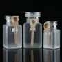 Würfelige kleine Mason-Gläser aus Kunststoff 100ml, 200ml, 300ml mit abgerandeten Deckeln, luftdicht, für Gewürze, Kräuter, Gewürze, Hobby, Basteln – mit Holzschnitzmesser