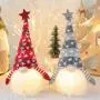 Glänzende Weihnachtsdekoration mit kleinen, glänzenden Elfen-Plüschtiere, Rudolph-Gesichtslose, Kindergeschenke – Stilvolle Weihnachtsdeko