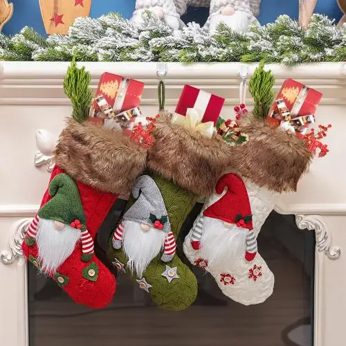 Weihnachtsdeko Stricksocken, gesichtslose Stricksocken, Christkindleschuhe, Süßsocken, Geschenkstrickschuhe, Weihnachtsdeko mit Tannenzapfenanhänger