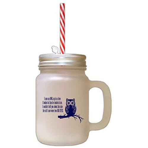 Die Navy sah einen Uhu auf einem Baum, betrachtete ihn und sah den Uhu durch eine Frostglas-Glasflasche mit Stroh.