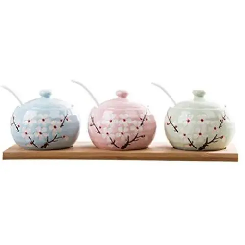 Ensemble de 3 Pots en Céramique Décorés de Fleurs pour Condiments et Épices avec Couvercles, Cuillère en Céramique et Plateau en Bois Ensemble de 3 Pots en Céramique Décorés de Fleurs pour Condiments et Épices avec Couvercles, Cuillère en Céramique et Plateau en Bois