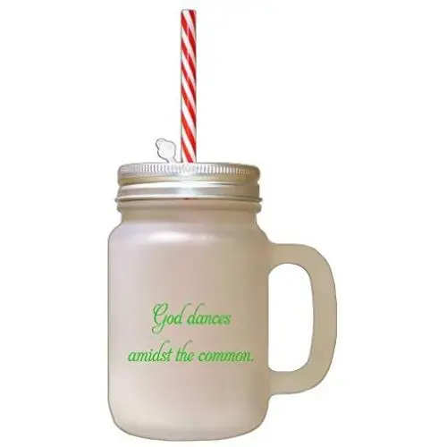 Der grüne Gott tanzt inmitten einer einfachen, frostigen Glasmarmelienvase mit Strohhalm.
