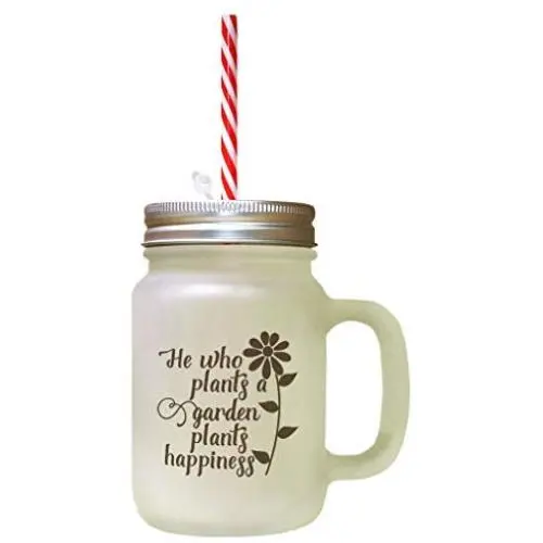 Celui qui plante un jardin plante le bonheur. Bocal en verre frosted avec paillis. Celui qui plante un jardin plante le bonheur. Bocal en verre frosted avec paillis.