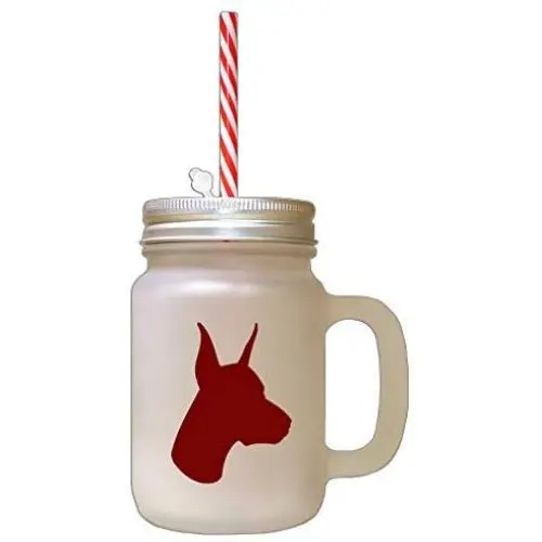Silhouette d'un Dobermann Marron dans un Bocal en Verre Froissé avec une Paille Silhouette d'un Dobermann Marron dans un Bocal en Verre Froissé avec une Paille