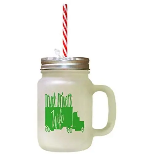 Femme de chauffeur de camion vert, pot en verre Mason glacé avec paille. Femme de chauffeur de camion vert, pot en verre Mason glacé avec paille.