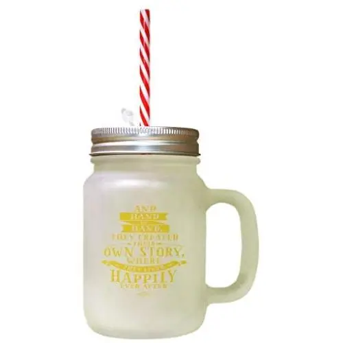 Gelb und Hand in Hand schrieben sie ihre eigene Geschichte, wo sie glücklich bis ans Ende der Zeit lebten. Gefrosteter Glas-Mason Jar mit Stroh.