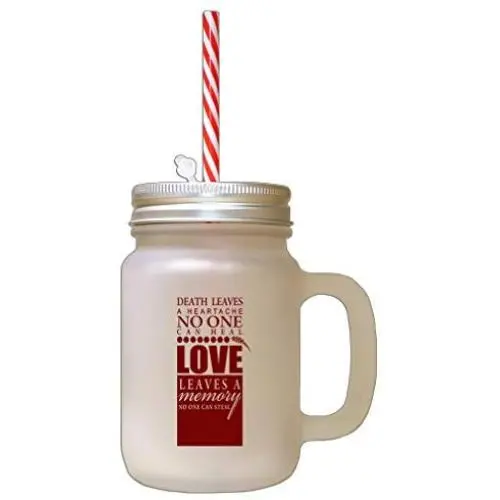 Rote Trauer hinterlässt Herzschmerz, der niemand heilen kann. Erinnerung an die Liebe mit frostigem Glas-Mason Jar und Stroh.