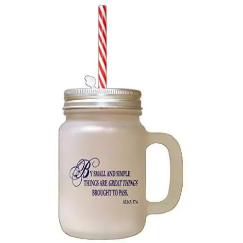 Les petites choses simples mènent aux grandes choses. Bocal en verre glacé avec pailles. Les petites choses simples mènent aux grandes choses. Bocal en verre glacé avec pailles.