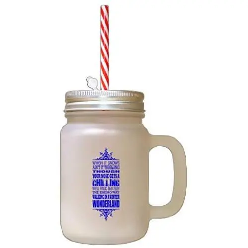 Königlich Blau, wenn es schneit, nicht wahr? Trotz kühler Nase. Gefrorener Glas-Mason-Jar mit Stroh.