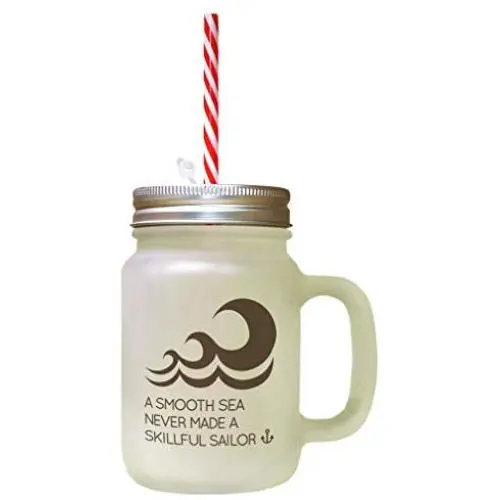 Ein ruhiger, brauner Ozean macht keinen geschickten Seemann. Gefrosteter Glas-Mason-Jar mit Stroh.