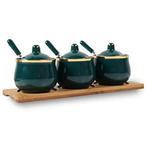 Ensemble de trois pots de condiments en céramique émeraude, style européen miniature. Ensemble de trois pots de condiments en céramique émeraude, style européen miniature.