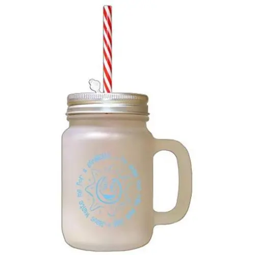 Hellesblau gottesfürchtiger Jesus möchte jeden Sonnenschein scheinen lassen, durch ein gefrostetes Glas-Mason-Jar mit Stroh.