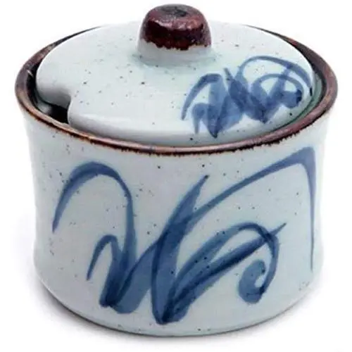 Bouteille de rangement japonaise pour sucre/sel/poivre peinte à la main en céramique avec couvercle. Bouteille de rangement japonaise pour sucre/sel/poivre peinte à la main en céramique avec couvercle.