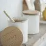 Japanische Design Keramikdose mit Holzdeckel, ideal für Zucker

Bitte beachten: Dies ist eine mögliche Übersetzung. Je nach Kontext und gewünschter Feinheit können geringfügige Anpassungen vorgenommen werden.