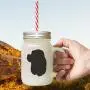 Silhouette d'un Cocker Spaniel Américain Rose Foncé, dans une Mason Jar en verre givré avec une paille. Silhouette d'un Cocker Spaniel Américain Rose Foncé, dans une Mason Jar en verre givré avec une paille.