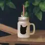 Schwarze Kroatienische Schäferhund-Silhouette in einem frostigen Glas-Mason-Jar mit Strohhalme.