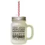Schwarzer September Birnensaft – Herbstsaison – Gefrorener Glas-Mason-Jar mit Strohhalse