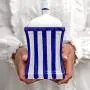 Städtisch zu Rustikal: Handgefertigter Dunkelblau Gestreifter Großer Keramikbehälter mit Deckel | Küchenbehälter, Keksdose, Geschenk für Einzug