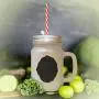 Schwarzer Puli-Silhouette mit frostigem Glas-Mason-Jar und Strohhalse