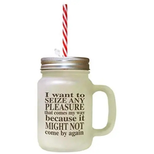 Ich möchte die Freude ergreifen, denn sie kommt vielleicht nie wieder. Frostiges Glas-Mason-Jar mit Strohhaler.