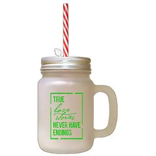 Grüne, wahre Liebe Geschichten haben niemals ein Ende. Gefrostete Glas-Mason-Jar mit Stroh.