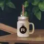 Arbre de Noël en jouets, monogramme R, bocal en verre givré avec pailles. Arbre de Noël en jouets, monogramme R, bocal en verre givré avec pailles.