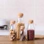 Klare Glas-Aufbewahrungsvasen mit Holzstopfen für die Küche, Küchenorganisation, Müsli-Behälter.
