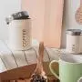Harbour Housewares Zeitgemäßer Kaffeebehälter - Stahl Küchenaufbewahrungsbox mit Gummiaufsatz – Creme – 10cm