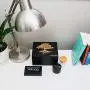 Hakuna Supply – Schwarzer Aufbewahrungsbox mit Fächern, Glasbehälter, Kapselmaschine und Auffangschale – Gravierte Bambusdeckel (Baum des Lebens)