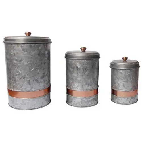 Ensemble de trois boîtes de conserve galvanisées en métal Benjara, avec bandeau en cuivre, gris. Ensemble de trois boîtes de conserve galvanisées en métal Benjara, avec bandeau en cuivre, gris.