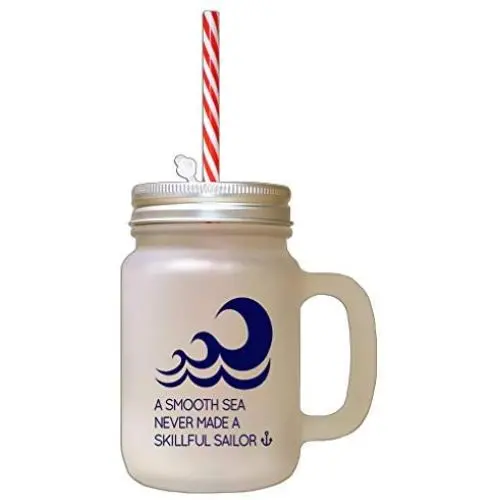 Ein ruhiger Ozean macht einen erfahrenen Seemann nicht. Gefrosteter Glas-Mason Jar mit Stroh.