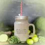 Dieser Wundermatteffekt: Je mehr wir teilen, desto mehr haben wir. Gefrostete Glas-Mason-Jar mit Stroh.