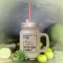 Grüne, wahre Liebe Geschichten haben niemals ein Ende. Gefrostete Glas-Mason-Jar mit Stroh.