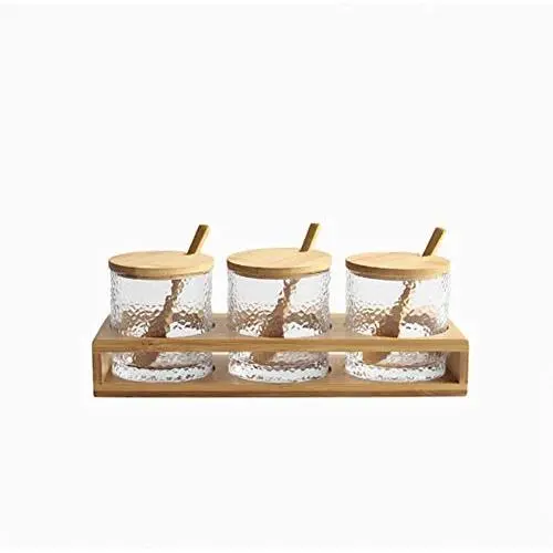 Ensemble de cuisine en bois de trois pièces, pot de condiment rayé en verre miniature.