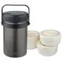 Conteneur en acier inoxydable double paroi VA-9683AT 51 oz (1,475 ml) avec revêtement de couleur gris titane, incluant 3 contenants en plastique. Conteneur en acier inoxydable double paroi VA-9683AT 51 oz (1,475 ml) avec revêtement de couleur gris titane, incluant 3 contenants en plastique.