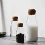 Bouteille en verre de liège, pot transparent résistant à la chaleur pour lait, jus, stockage, conserve, réservoir en verre, conserve le thé et le café. Bouteille en verre de liège, pot transparent résistant à la chaleur pour lait, jus, stockage, conserve, réservoir en verre, conserve le thé et le café.