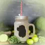 Silhouette d'un Cocker Spaniel Américain Rose Foncé, dans une Mason Jar en verre givré avec une paille. Silhouette d'un Cocker Spaniel Américain Rose Foncé, dans une Mason Jar en verre givré avec une paille.