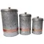 Ensemble de trois boîtes de rangement en métal galvanisé de qualité supérieure avec couvercle et bord en cuivre gris. Ensemble de trois boîtes de rangement en métal galvanisé de qualité supérieure avec couvercle et bord en cuivre gris.