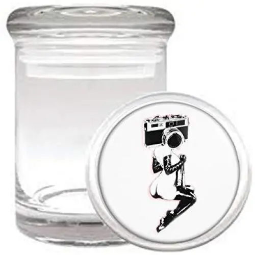 Fille avec appareil photo, pot en verre étrange et séduisant, odeur médicale inexistante. Fille avec appareil photo, pot en verre étrange et séduisant, odeur médicale inexistante.