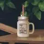 Grüne, wahre Liebe Geschichten haben niemals ein Ende. Gefrostete Glas-Mason-Jar mit Stroh.