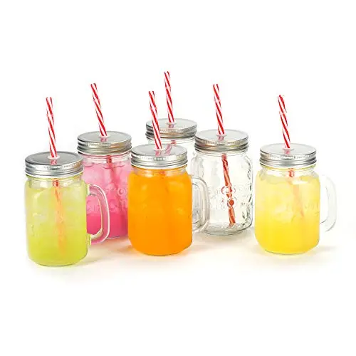 Glasbehälter aus Mason-Gläsern mit Henkel, Schussgläser mit geprägtem Logo, Silberdeckel und Plastikstrohhalme. 16 oz. pro Stück. Old Fashion Drinking Glasses – Pack von 6 Stück von Premium Vials.