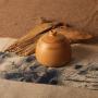 Bouteilles de rangement en bambou naturel, petits contenants artisanaux, pots à thé, boîtes à épices, caddies ronds avec couvercle, style vintage. Bouteilles de rangement en bambou naturel, petits contenants artisanaux, pots à thé, boîtes à épices, caddies ronds avec couvercle, style vintage.