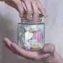 Hexagon Glasbehälter von Nellam – 6oz, 24er Pack. Enthält 48 Schablonenaufkleber und 2x Schablonenstift. DIY-Behälter für Einmachgläser, Partygeschenke, Marmeladen, Saucen, Kräuter, Gewürze. (Goldene Deckel – 24 Stück)