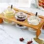Bouteilles à épices en verre transparent, contenants pour condiments de cuisine avec couvercles anti-humidité, cuillère et plateau en bois – conserve d'épices pour la maison. Bouteilles à épices en verre transparent, contenants pour condiments de cuisine avec couvercles anti-humidité, cuillère et plateau en bois – conserve d'épices pour la maison.