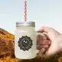 Marode Süßigkeiten für Halloween – Gefrorenes Glasbehälterglas mit Stroh