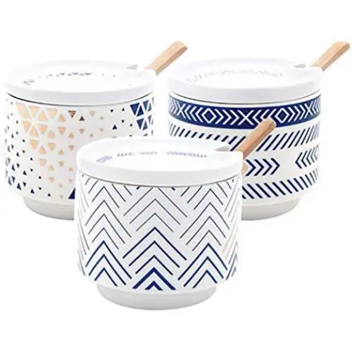 Ensemble créatif de trois pots à épices nordiques en céramique style miniature pour cuisine, avec couvercle. Ensemble créatif de trois pots à épices nordiques en céramique style miniature pour cuisine, avec couvercle.