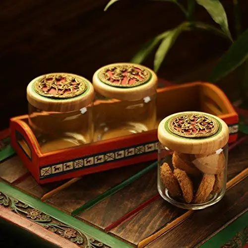 Exklusive Lane ‘Threes A Tribe’ Dhokra Snacksglasbehälter Set mit Warli-bemaltem Holztablett - Cookie Jar-Behälter Gewürz-Aufbewahrungsbehälter Küchenbox Tischgeräte Geschirr