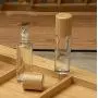 3 Bouteilles Transparentes de 10 ml (0,3 oz) avec Billes à Rouler en Acier Inoxydable et Couvercle en Bambou – Récipient Portable Réutilisable pour Voyage et Usage Quotidien 3 Bouteilles Transparentes de 10 ml (0,3 oz) avec Billes à Rouler en Acier Inoxydable et Couvercle en Bambou – Récipient Portable Réutilisable pour Voyage et Usage Quotidien