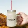 Rotflechtenschuhe sind Pflicht – mit Frostglas-Glasflasche und Stroh.